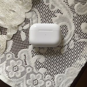 Hi I’m selling AirPod pros brand new for 200$